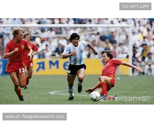 足球场上星光熠熠 聚焦当红球星们的巅峰对决与荣耀时刻